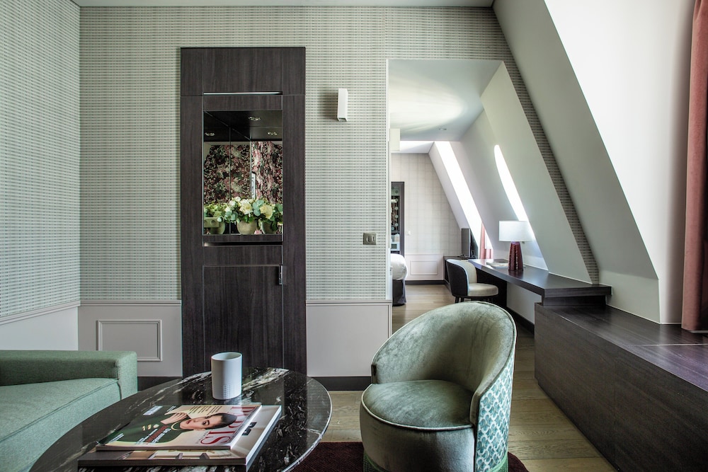 Suite, 1 cama de matrimonio con sofá cama del hotel Indigo Paris Opera. Foto 7