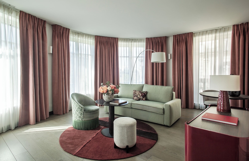 Suite, 1 cama de matrimonio con sofá cama del hotel Indigo Paris Opera. Foto 8