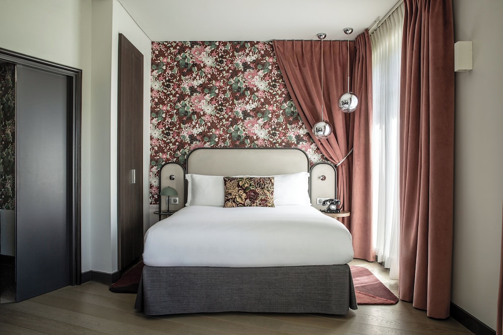 Suite, 1 cama de matrimonio con sofá cama del hotel Indigo Paris Opera. Foto 9