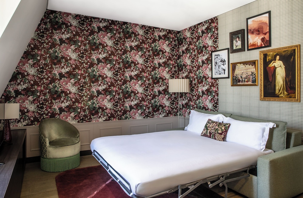 Suite, 1 cama de matrimonio con sofá cama del hotel Indigo Paris Opera. Foto 10