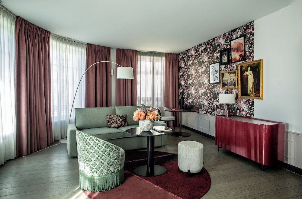 Suite, 1 cama de matrimonio con sofá cama del hotel Indigo Paris Opera. Foto 11