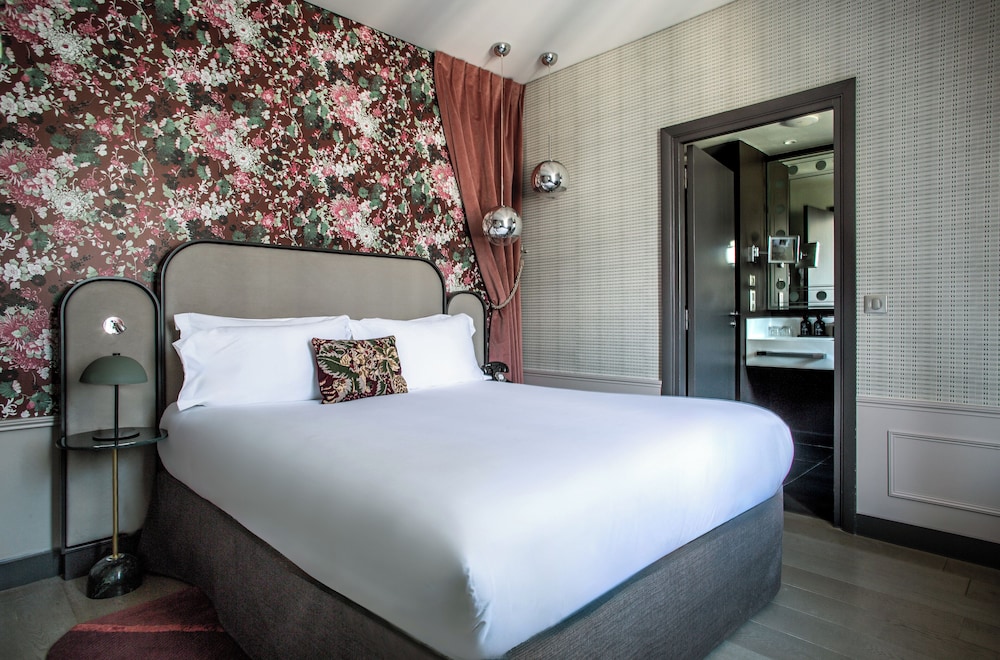Suite, 1 cama de matrimonio con sofá cama del hotel Indigo Paris Opera. Foto 12