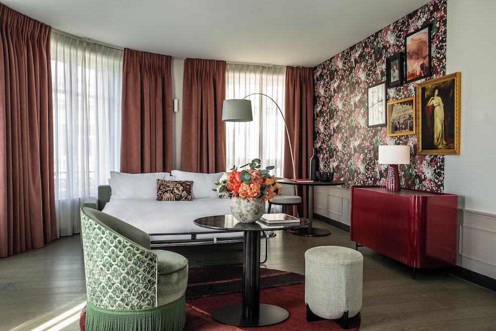 Suite, 1 cama de matrimonio con sofá cama del hotel Indigo Paris Opera. Foto 13