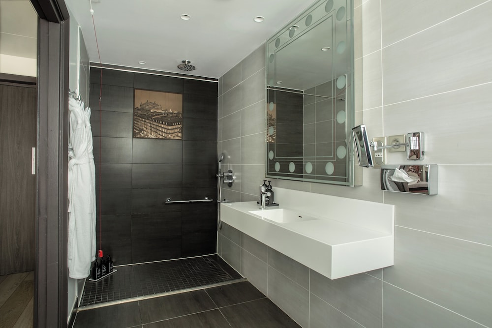 Habitación estándar, 1 cama de matrimonio, accesible para personas con discapacidad del hotel Indigo Paris Opera. Foto 3