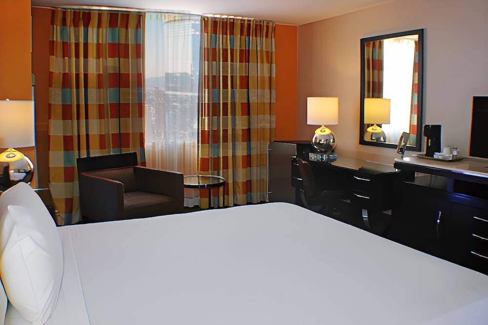 West Tower Executive King with Refrigerator/Coffee Maker del hotel Circus Circus , Casino and Theme Park. Foto 1