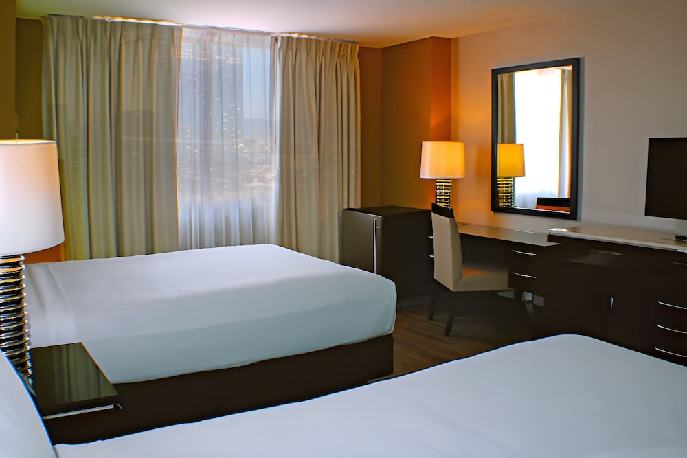 West Tower Executive Double Queen with Refrigerator/Coffee Maker del hotel Circus Circus , Casino and Theme Park. Foto 3
