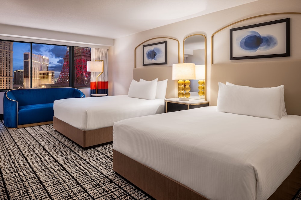 Versailles Pool View Room 2 Queens del hotel Paris Las Vegas Resort and Casino