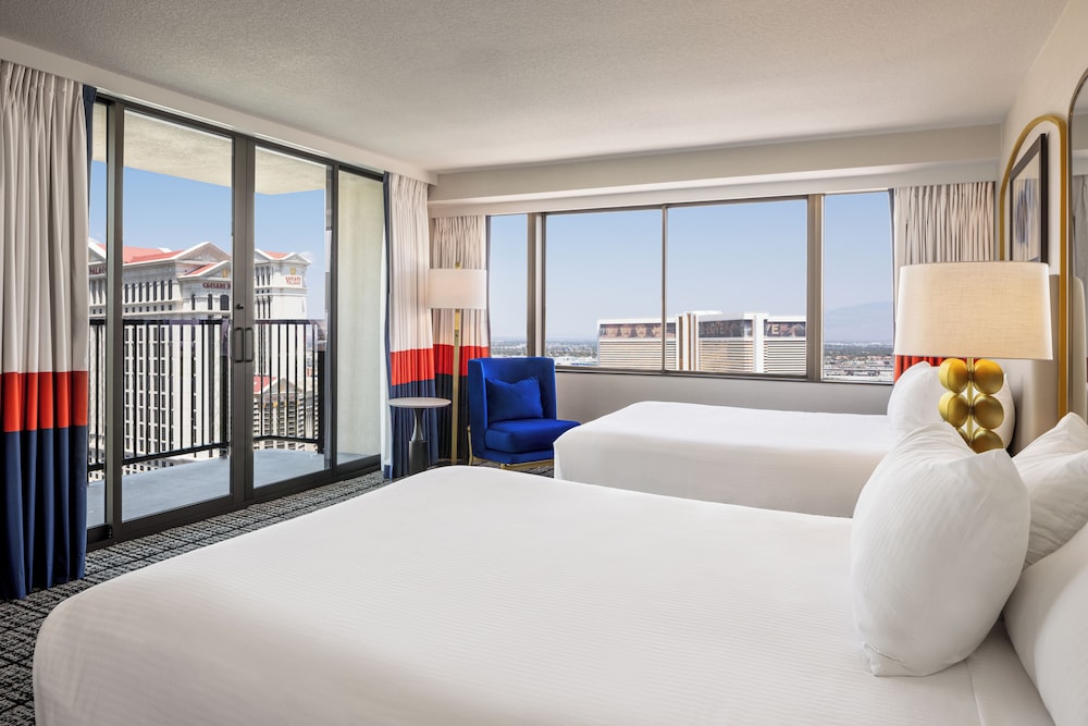 Versailles Balcony Room 2 Queens del hotel Paris Las Vegas Resort and Casino