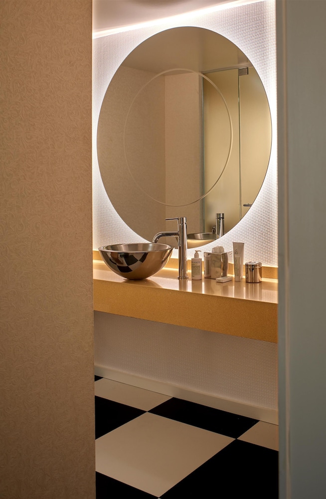 Suite Estudio King con Balcón Accesibilidad Movilidad/Auditiva Bañera del hotel The Valorian Los Angeles, Curio Collection by Hilton. Foto 18