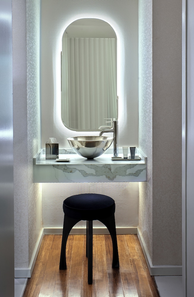 Suite Estudio King con Balcón del hotel The Valorian Los Angeles, Curio Collection by Hilton. Foto 3