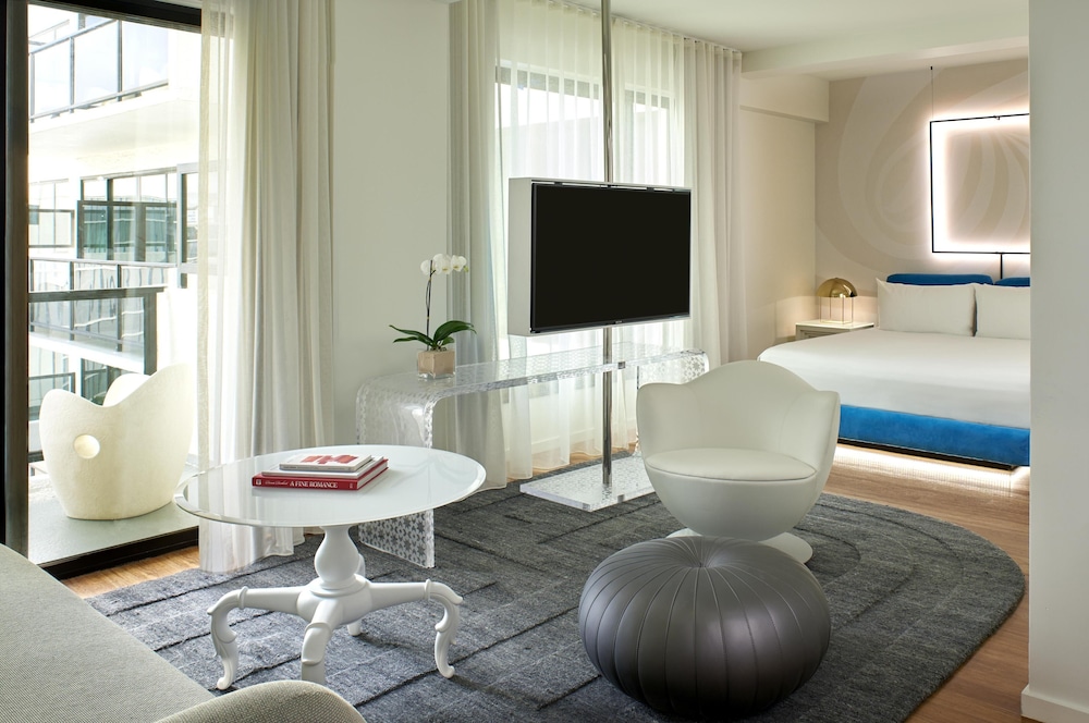 Suite Estudio King con Balcón del hotel The Valorian Los Angeles, Curio Collection by Hilton. Foto 7