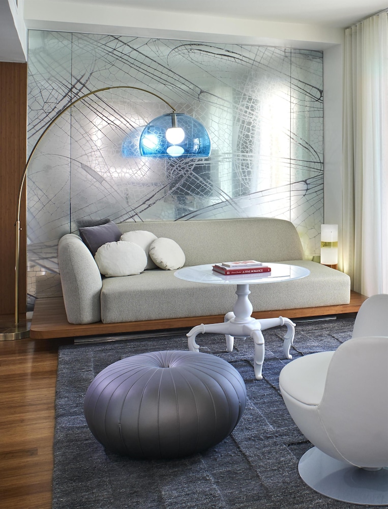 Suite Estudio King con Balcón del hotel The Valorian Los Angeles, Curio Collection by Hilton. Foto 8