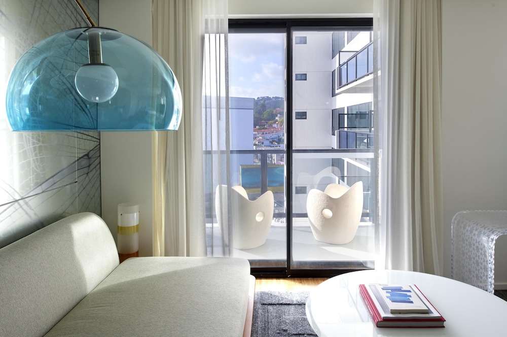 Suite Estudio King con Balcón del hotel The Valorian Los Angeles, Curio Collection by Hilton. Foto 9