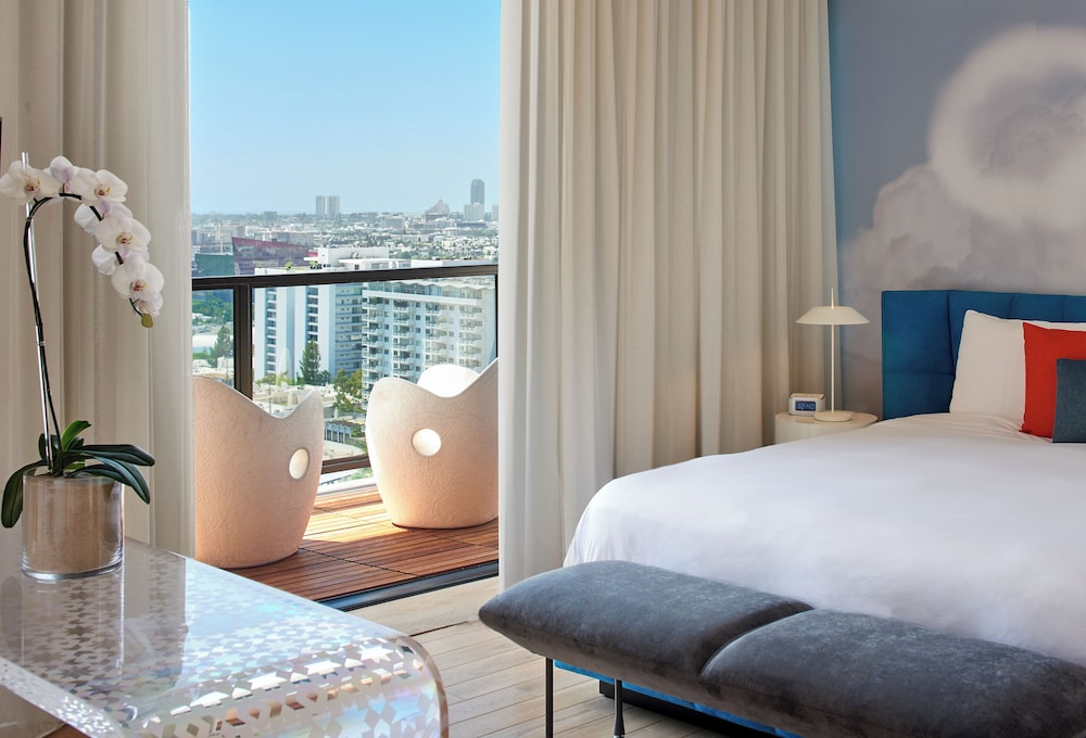 Loft King Skyview con Balcón del hotel The Valorian Los Angeles, Curio Collection by Hilton. Foto 1