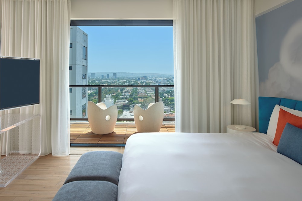 Loft King Skyview con Balcón del hotel The Valorian Los Angeles, Curio Collection by Hilton. Foto 6