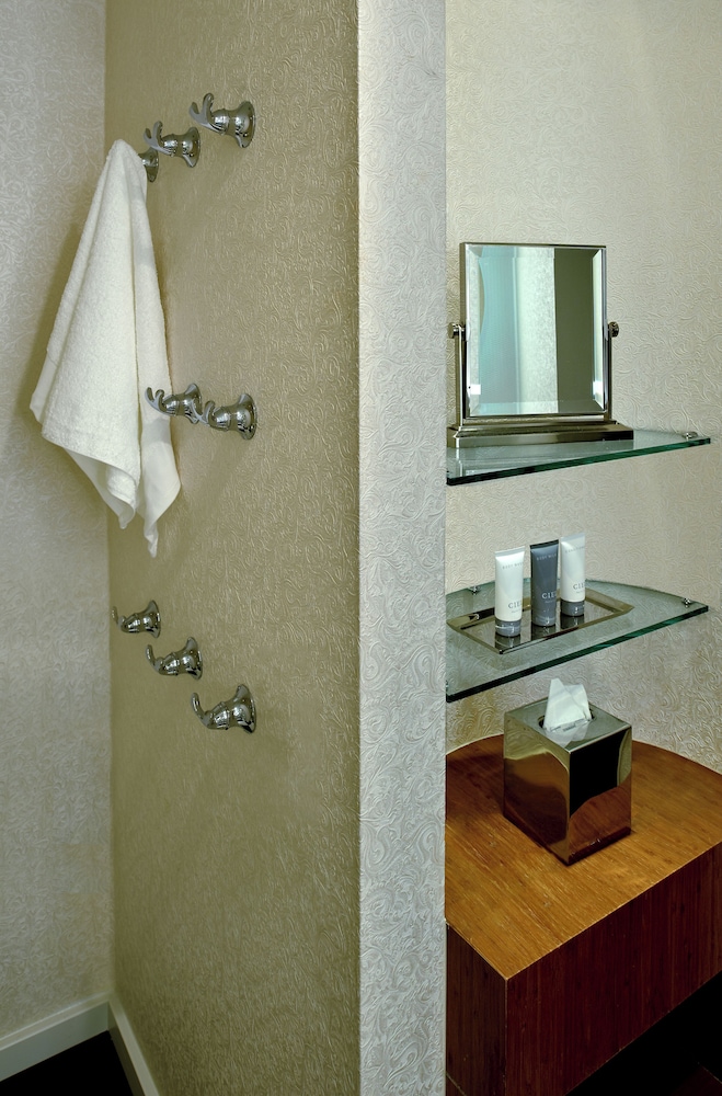 Suite King de 1 dormitorio del hotel The Valorian Los Angeles, Curio Collection by Hilton. Foto 5