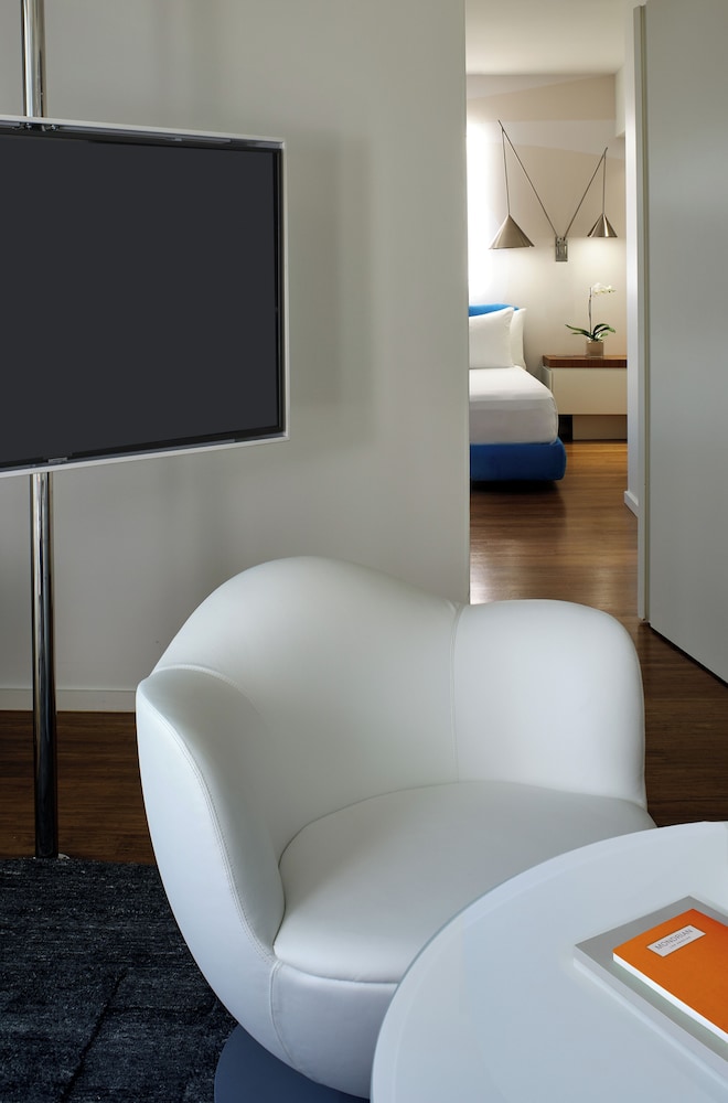 Suite King de 1 dormitorio del hotel The Valorian Los Angeles, Curio Collection by Hilton. Foto 6