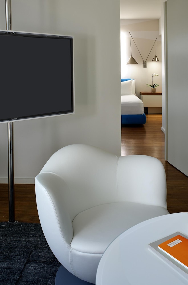 Suite King de 1 dormitorio del hotel The Valorian Los Angeles, Curio Collection by Hilton. Foto 11