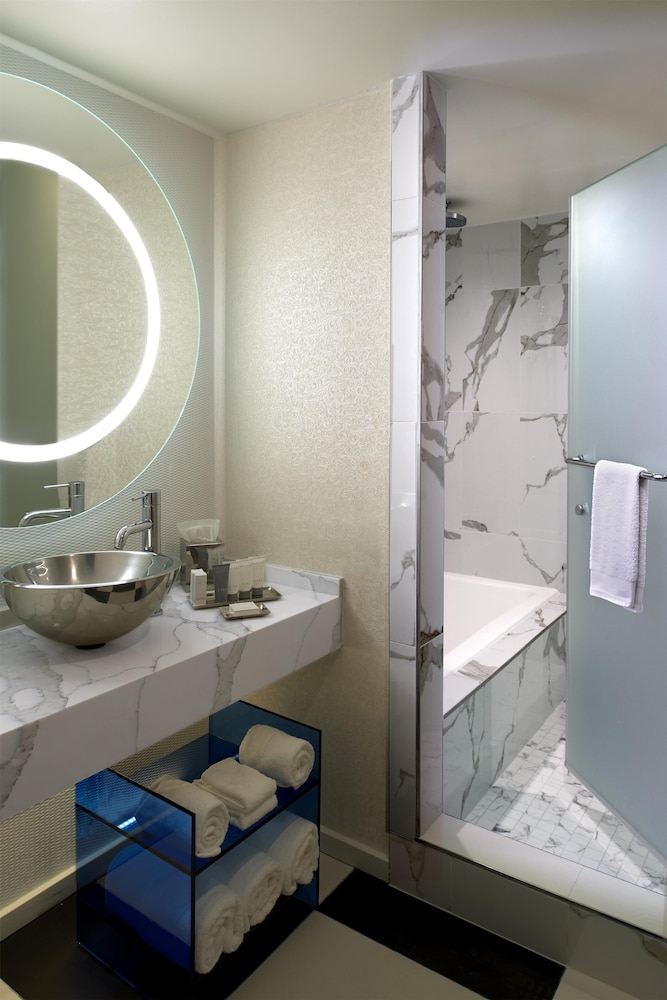 Suite King de 1 dormitorio del hotel The Valorian Los Angeles, Curio Collection by Hilton. Foto 18