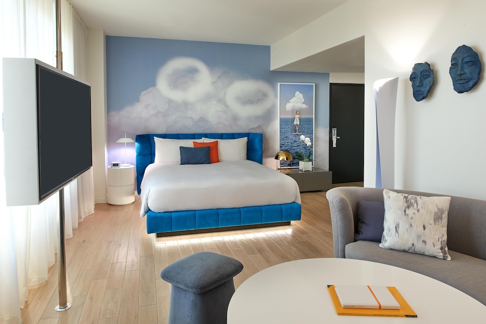 Suite Penthouse King de 1 Dormitorio del hotel The Valorian Los Angeles, Curio Collection by Hilton