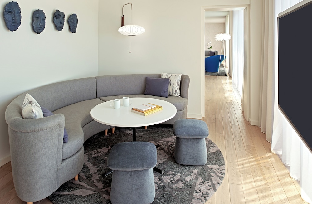 Suite Penthouse King de 1 Dormitorio del hotel The Valorian Los Angeles, Curio Collection by Hilton. Foto 4