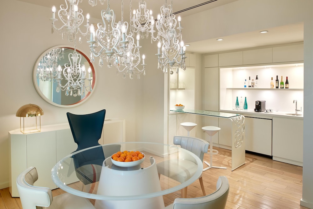 Suite Penthouse King de 1 Dormitorio del hotel The Valorian Los Angeles, Curio Collection by Hilton. Foto 14