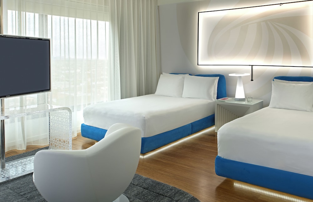 Suite Estudio Doble Doble con Balcón del hotel The Valorian Los Angeles, Curio Collection by Hilton