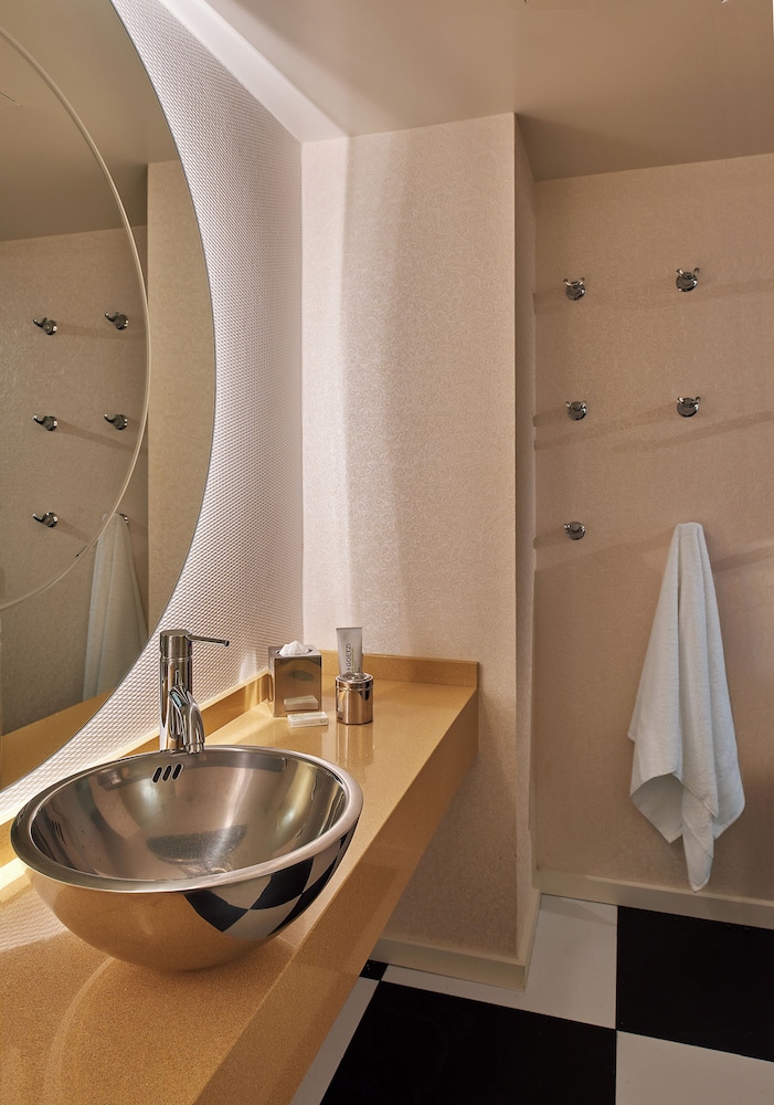 Suite Estudio King Accesibilidad Movilidad/Auditiva Bañera del hotel The Valorian Los Angeles, Curio Collection by Hilton. Foto 4