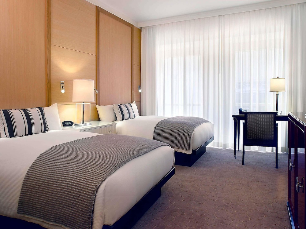 SUPERIOR 2 CAMAS QUEEN, 320SF - 30SM, Vistas a Beverly Boulevard del hotel Sofitel La At Beverly Hills. Foto 3