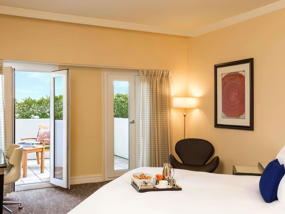 Habitación de Lujo con Patio, 1 cama King, Espacio de patio con zona de estar del hotel Sofitel La At Beverly Hills