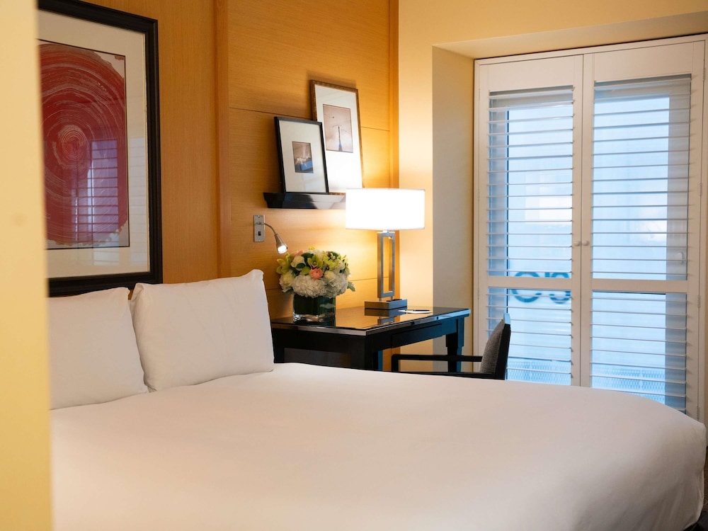 1 cama King Accesible del hotel Sofitel La At Beverly Hills. Foto 3