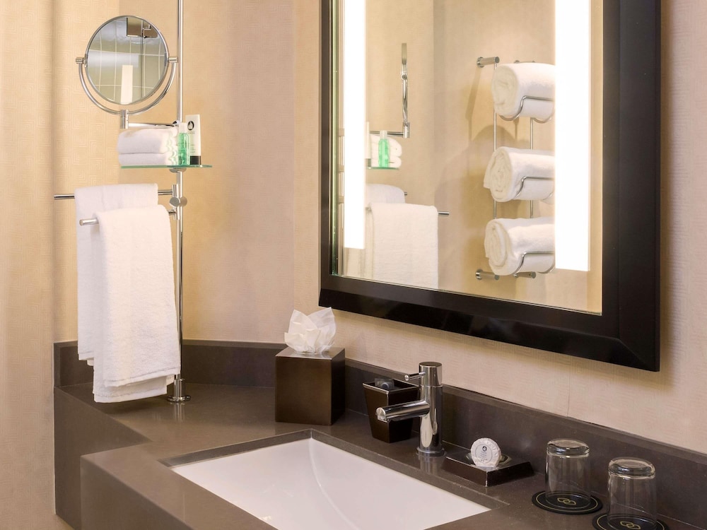 1 cama King Accesible del hotel Sofitel La At Beverly Hills. Foto 4