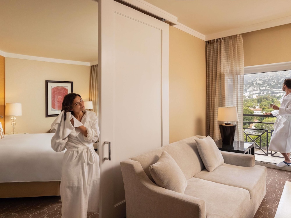 SUITE HOLLYWOOD, 1 cama King, Vistas a Hollywood Hills del hotel Sofitel La At Beverly Hills. Foto 1