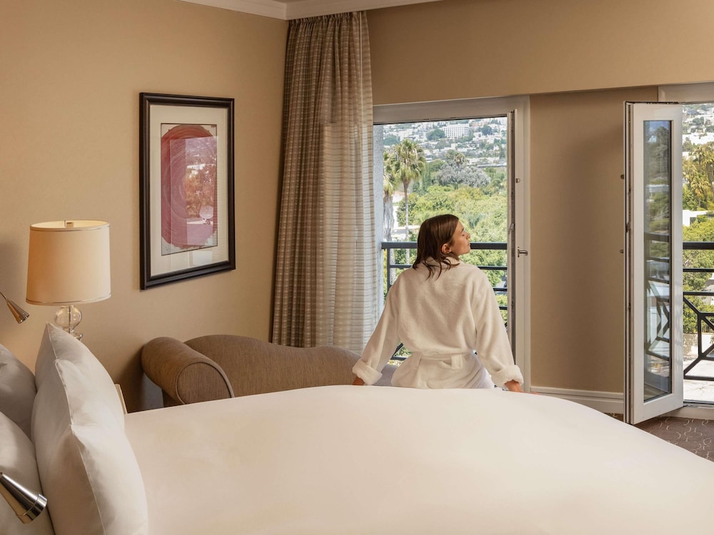 SUITE HOLLYWOOD, 1 cama King, Vistas a Hollywood Hills del hotel Sofitel La At Beverly Hills. Foto 2
