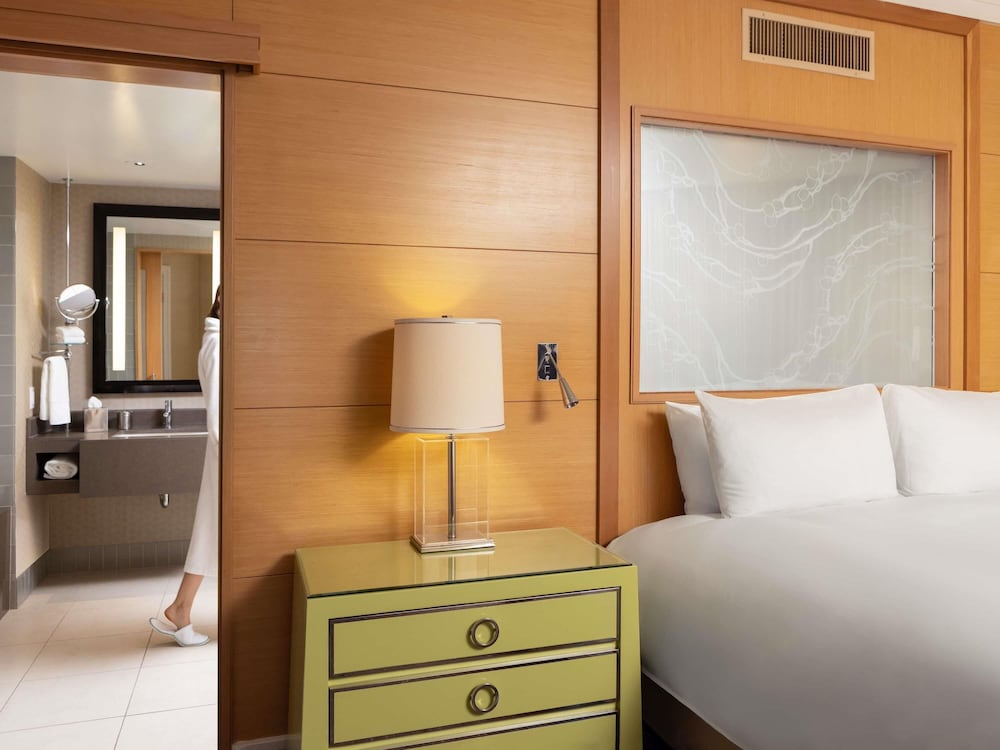 SUITE HOLLYWOOD, 1 cama King, Vistas a Hollywood Hills del hotel Sofitel La At Beverly Hills. Foto 3