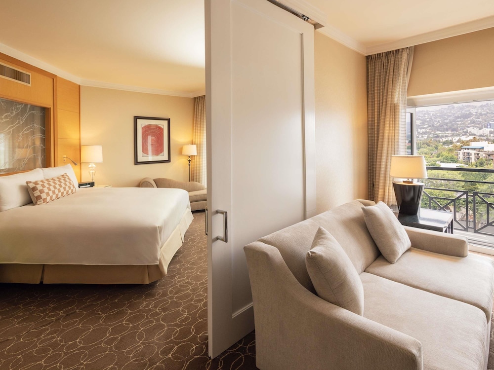 SUITE HOLLYWOOD, 1 cama King, Vistas a Hollywood Hills del hotel Sofitel La At Beverly Hills. Foto 5