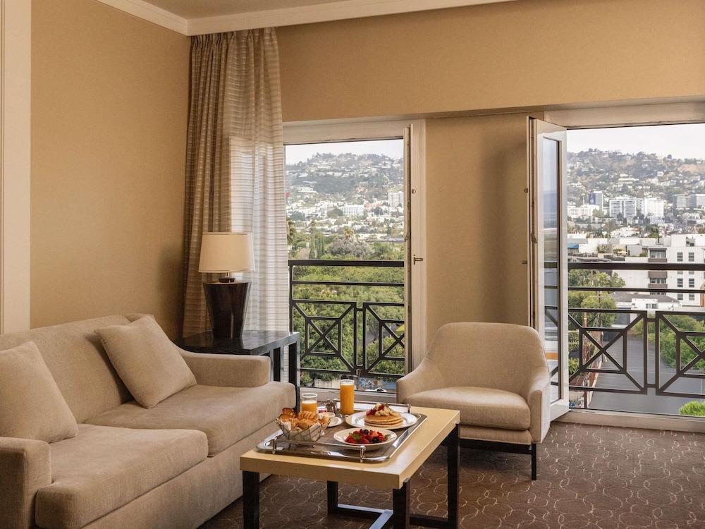 SUITE HOLLYWOOD, 1 cama King, Vistas a Hollywood Hills del hotel Sofitel La At Beverly Hills. Foto 6