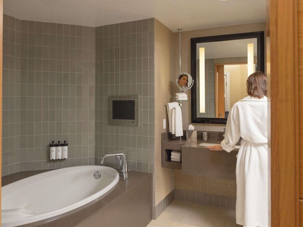 SUITE HOLLYWOOD, 1 cama King, Vistas a Hollywood Hills del hotel Sofitel La At Beverly Hills. Foto 7