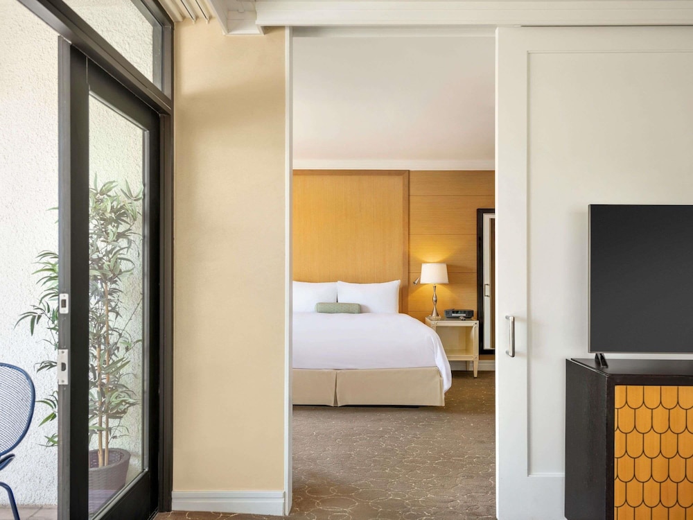 SUITE BEVERLY, 1 cama King, Vistas a Beverly Boulevard del hotel Sofitel La At Beverly Hills
