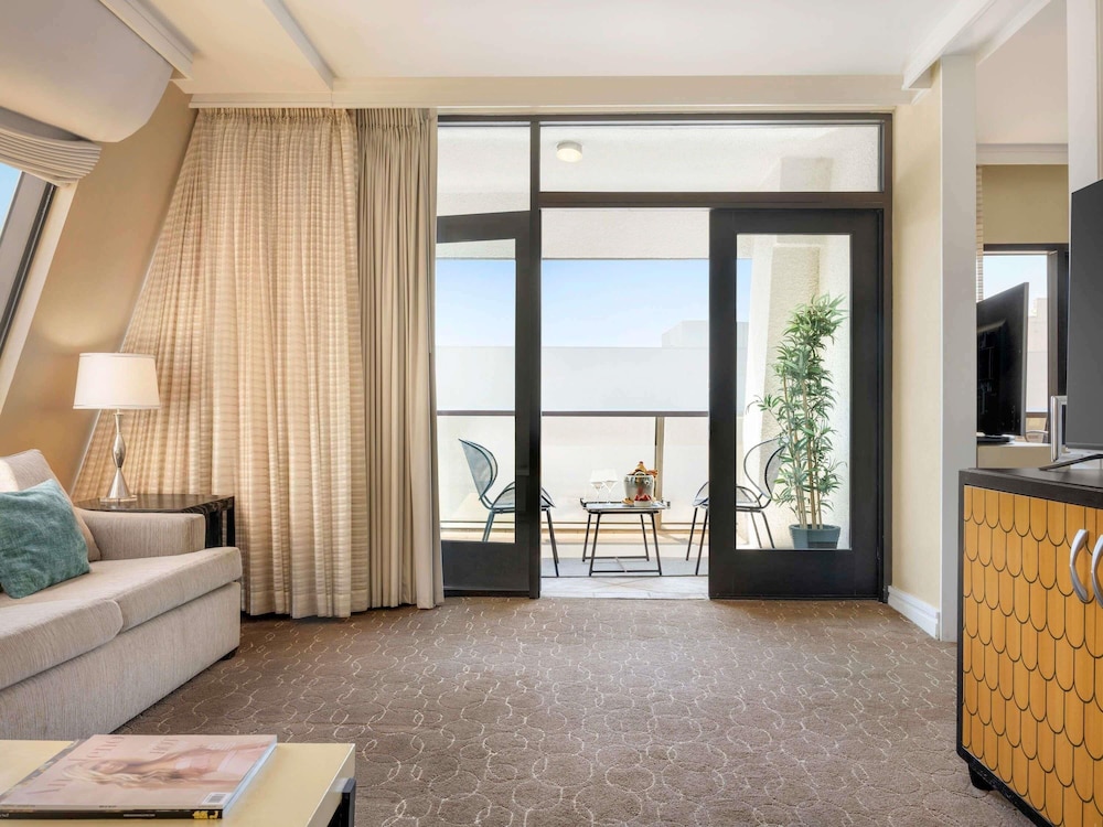 SUITE BEVERLY, 1 cama King, Vistas a Beverly Boulevard del hotel Sofitel La At Beverly Hills. Foto 2