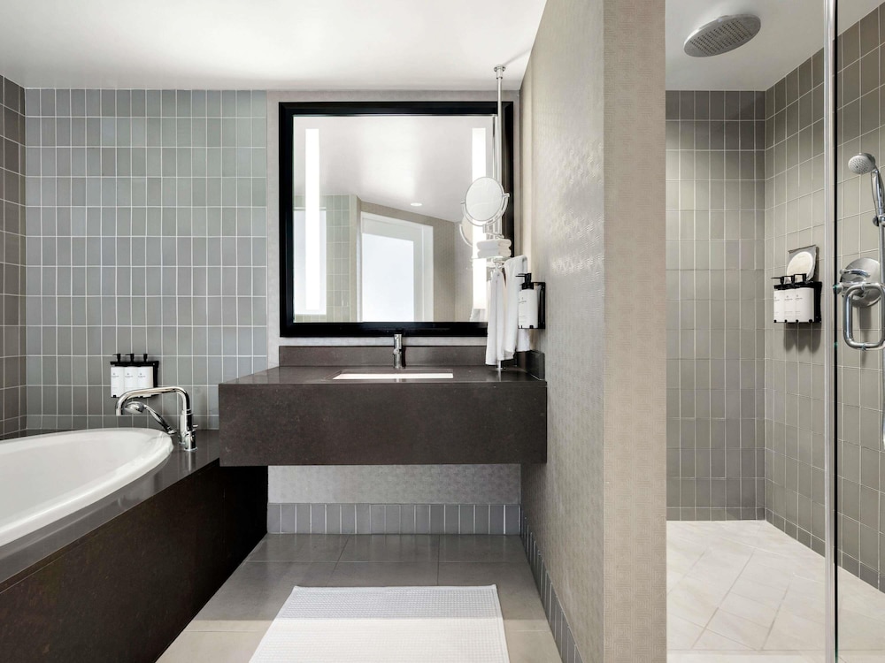 SUITE BEVERLY, 1 cama King, Vistas a Beverly Boulevard del hotel Sofitel La At Beverly Hills. Foto 3