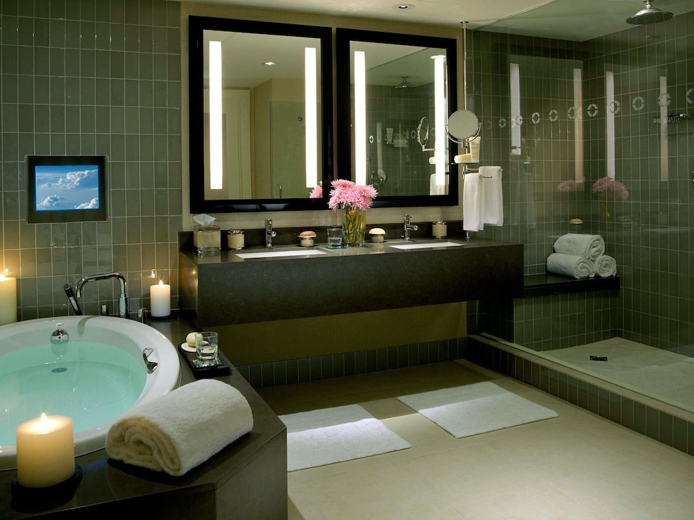 Suite Presidencial, 1 cama King, vestíbulo, sala de estar, zona de escritorio, balcón con chimenea, vistas a las colinas del hotel Sofitel La At Beverly Hills. Foto 1