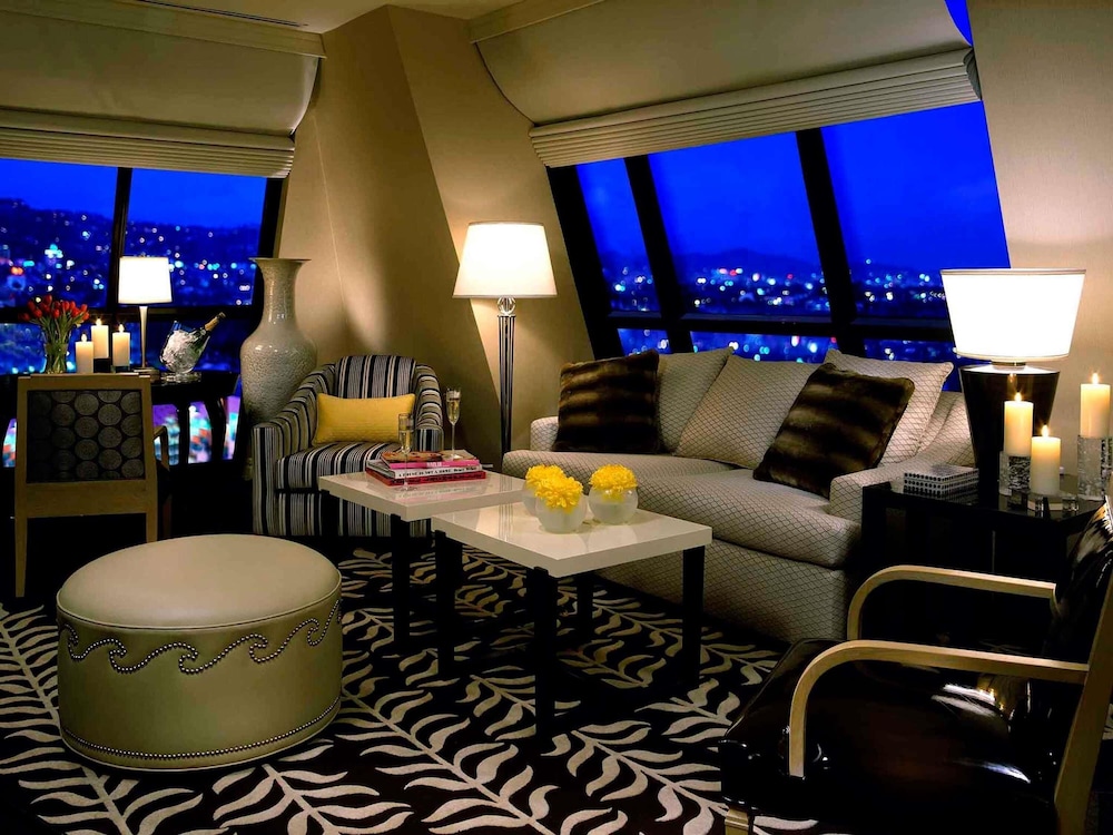 Suite Presidencial, 1 cama King, vestíbulo, sala de estar, zona de escritorio, balcón con chimenea, vistas a las colinas del hotel Sofitel La At Beverly Hills. Foto 3
