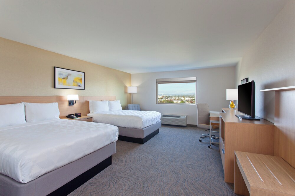 Habitación estándar, 2 camas de matrimonio (Communications) del hotel Holiday Inn Los Angeles - Lax Airport, An Ihg. Foto 5