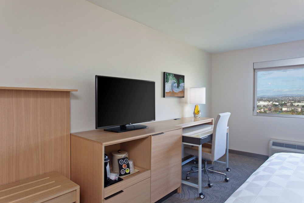 Habitación Premium, 1 cama de matrimonio grande (Top Floor) del hotel Holiday Inn Los Angeles - Lax Airport, An Ihg. Foto 9