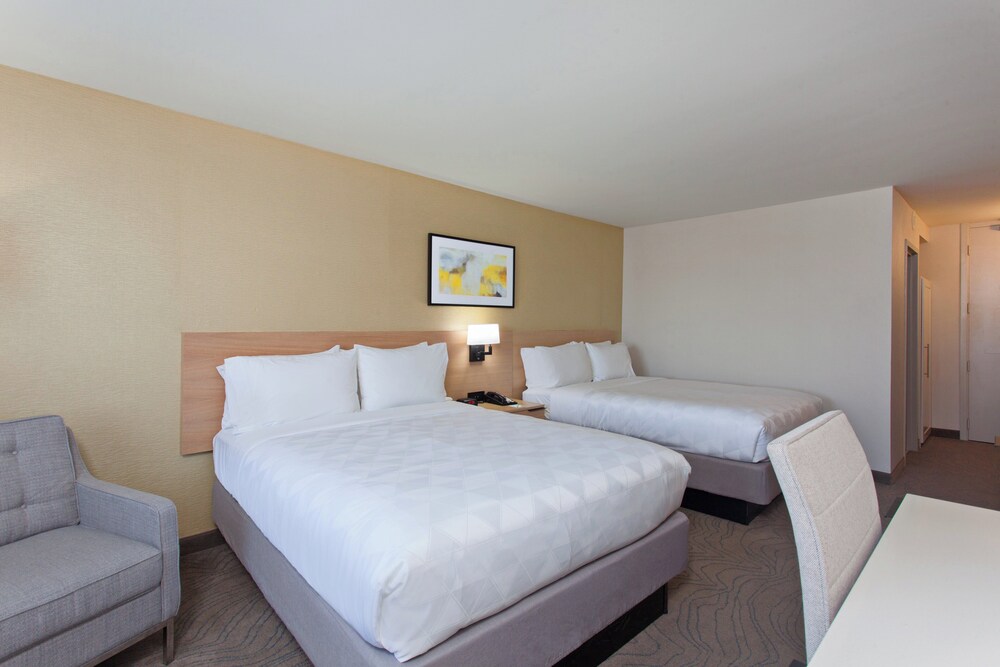 Habitación Premium, 2 camas de matrimonio (High Floor) del hotel Holiday Inn Los Angeles - Lax Airport, An Ihg. Foto 7