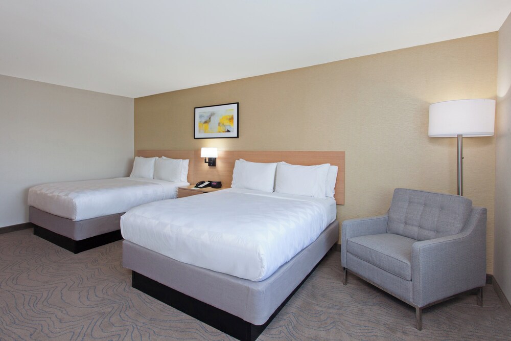Habitación Premium, 2 camas de matrimonio (High Floor) del hotel Holiday Inn Los Angeles - Lax Airport, An Ihg. Foto 8