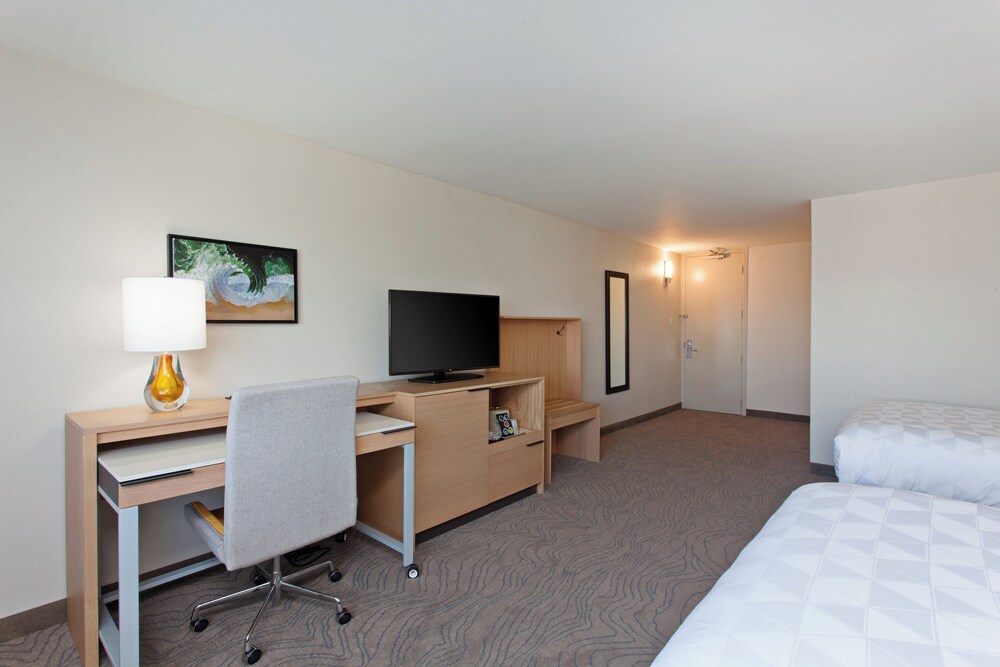 Habitación Premium, 2 camas de matrimonio (High Floor) del hotel Holiday Inn Los Angeles - Lax Airport, An Ihg. Foto 9