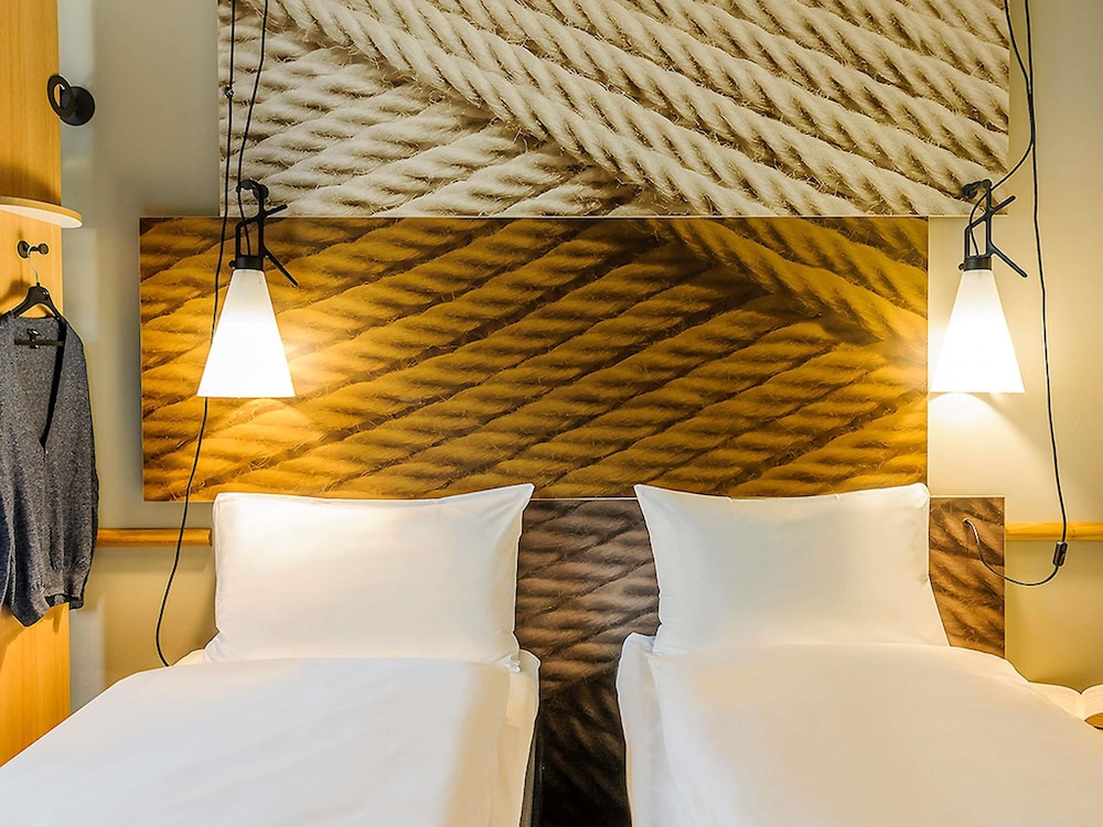 Habitación con 2 camas individuales equipada con la nueva ropa de cama del hotel Ibis Muenchen City Arnulfpark