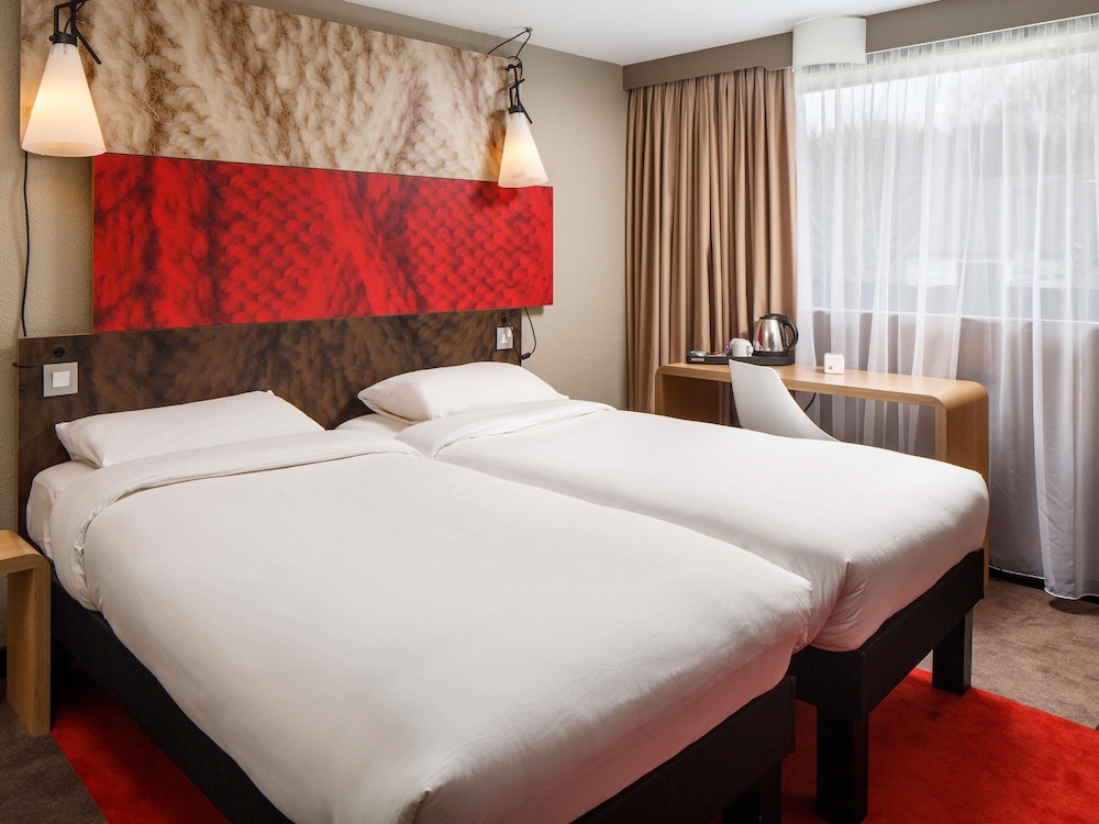 Habitación con 2 camas individuales equipada con la nueva ropa de cama del hotel Ibis Muenchen City Arnulfpark. Foto 4